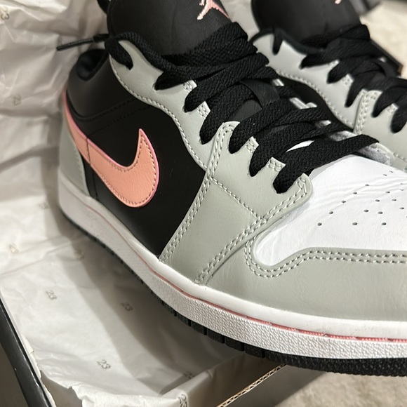 Air Jordan 1 Low- M 11 - worn inside once! No flaws. Black, grey, pink, white - Picture 9 of 12